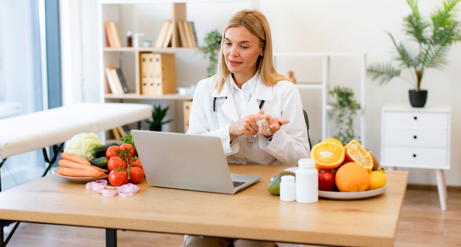 Asesoramineto-nutricional Farmaceutica nutricionista asesorando