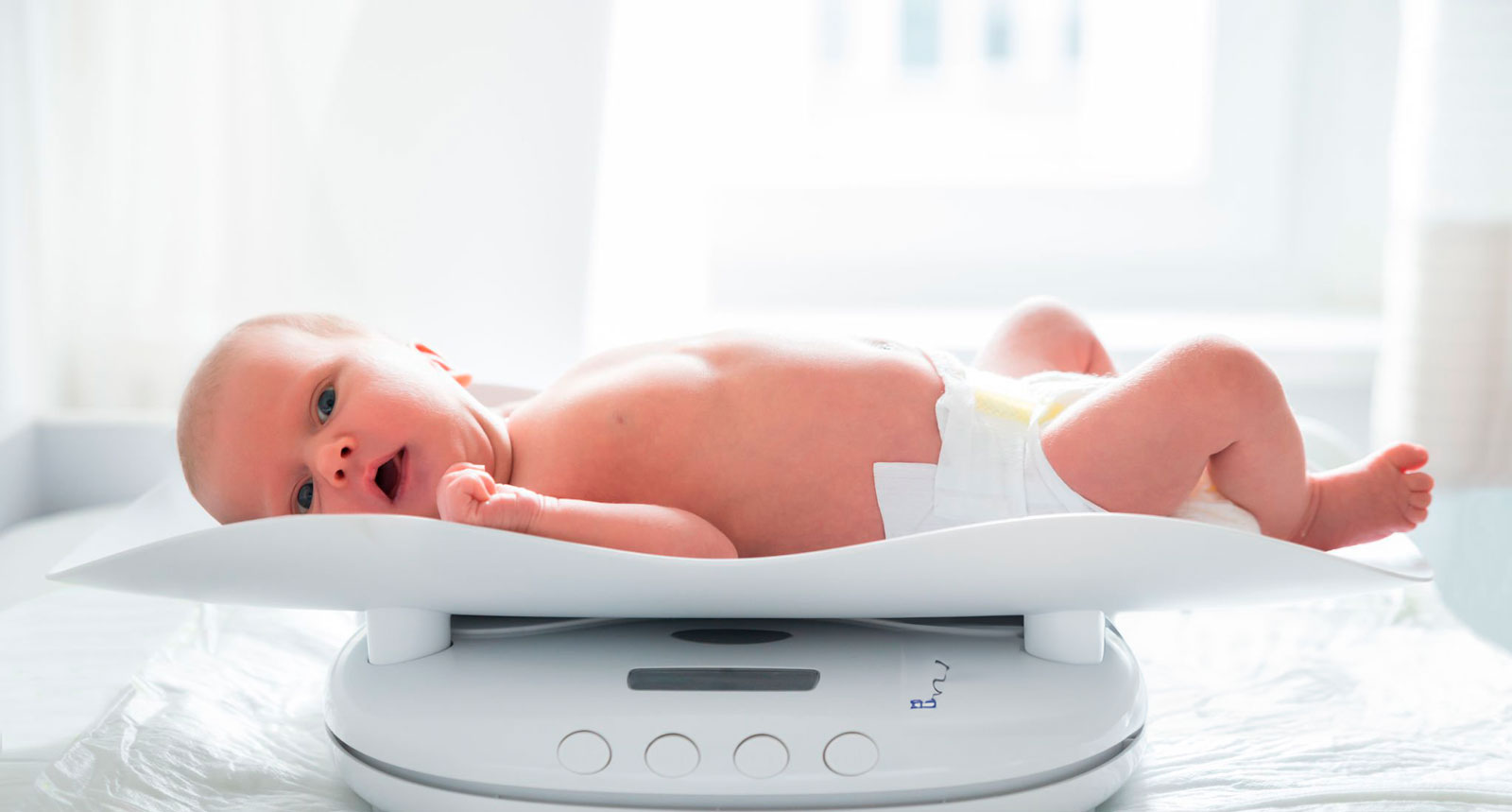 Control-de-peso-de-tu-bebe Bebe sobre una báscula
